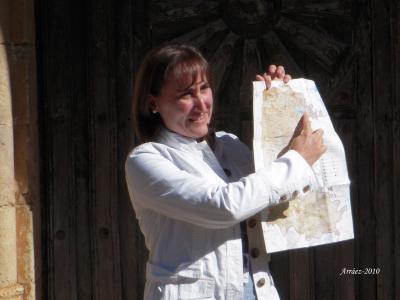 La guía explicando el mapa de Palencia